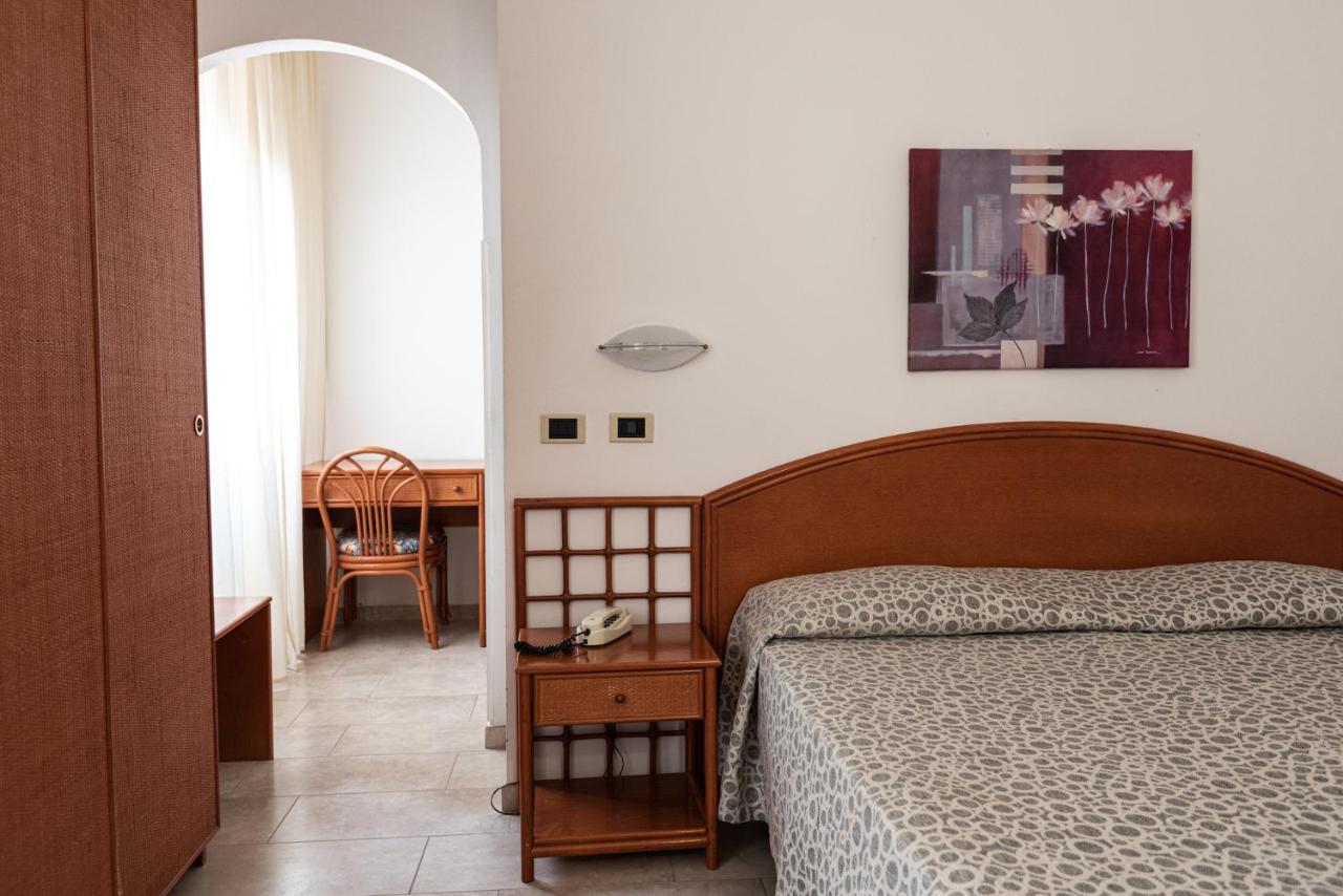 Hotel Il Delfino San Vincenzo Exteriör bild