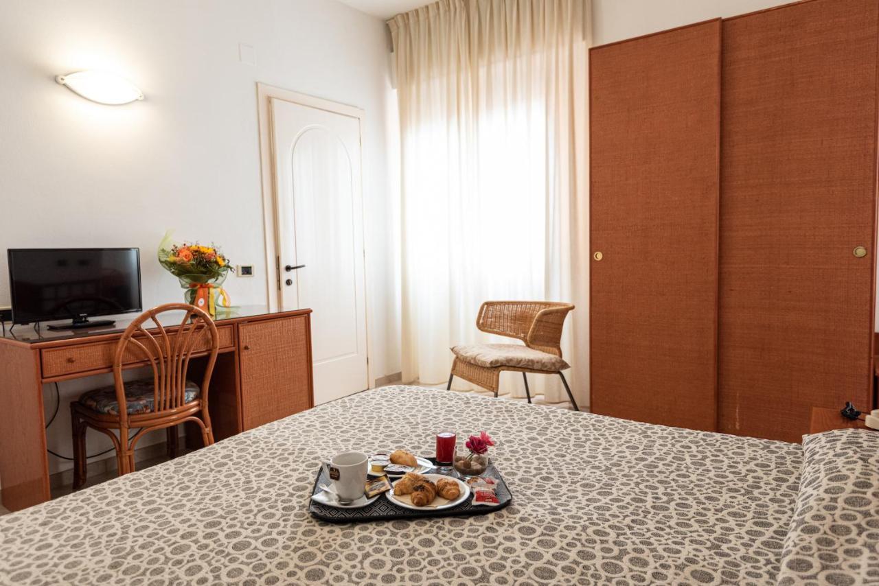 Hotel Il Delfino San Vincenzo Exteriör bild