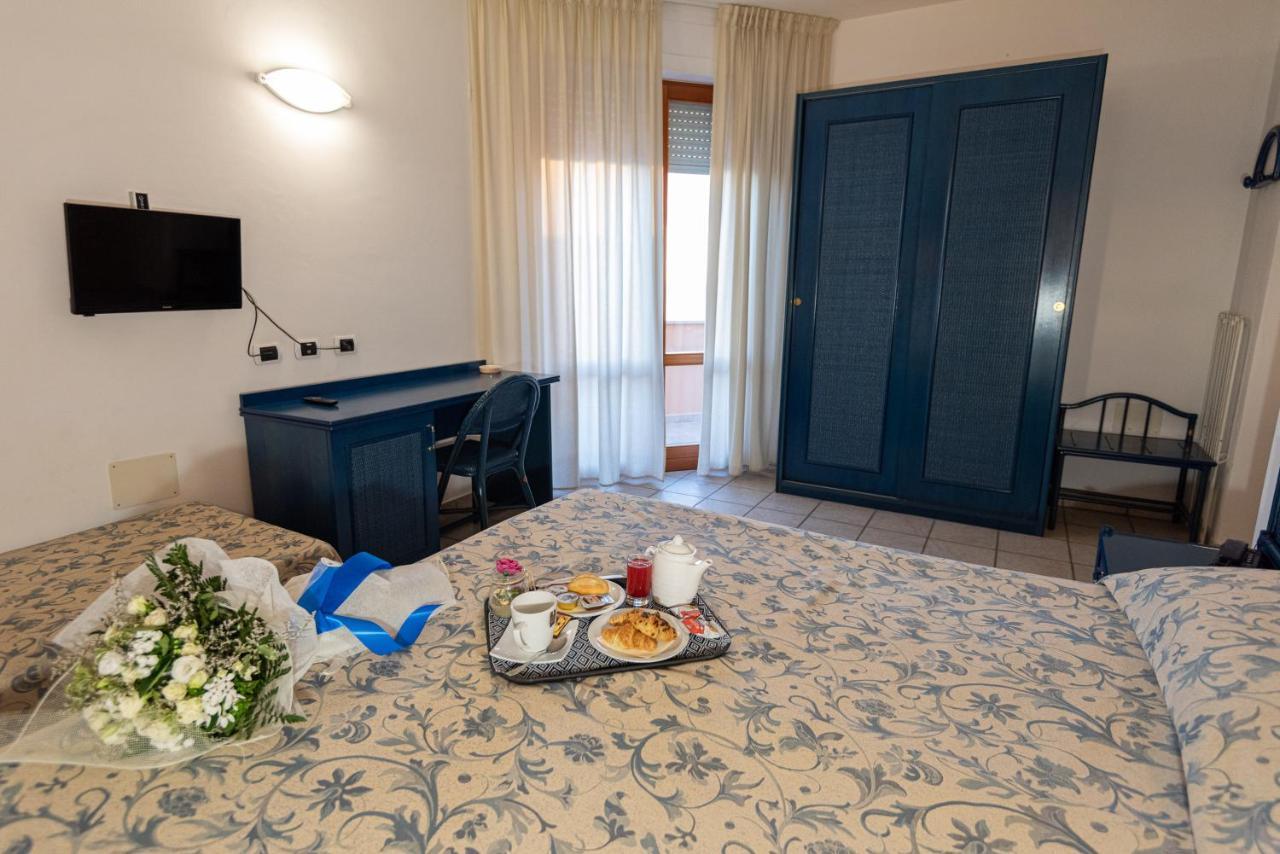 Hotel Il Delfino San Vincenzo Exteriör bild