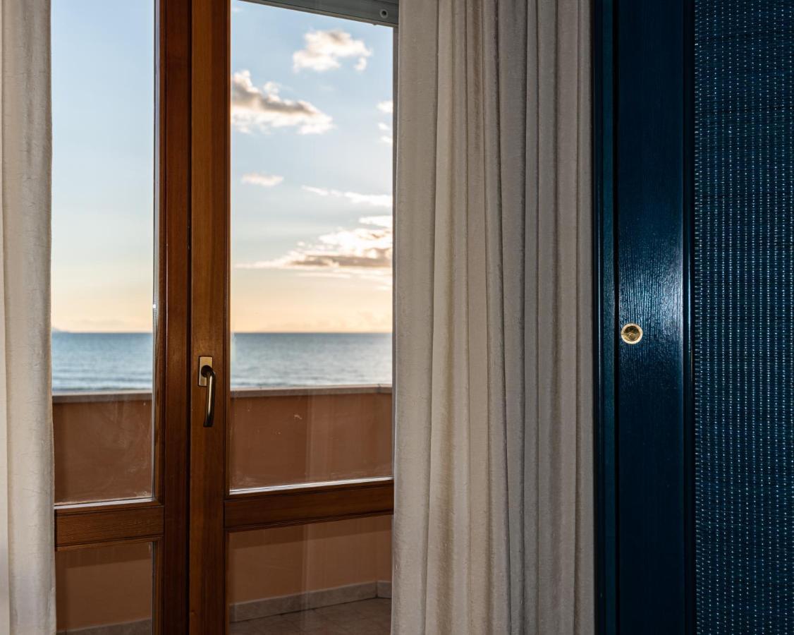 Hotel Il Delfino San Vincenzo Exteriör bild