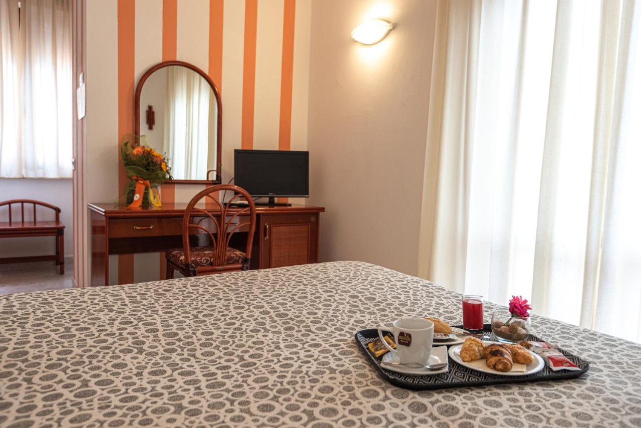 Hotel Il Delfino San Vincenzo Exteriör bild