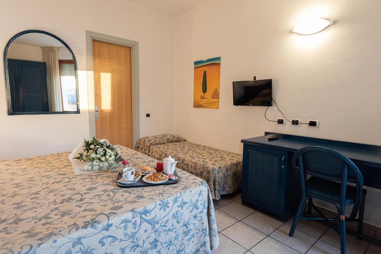 Hotel Il Delfino San Vincenzo Exteriör bild