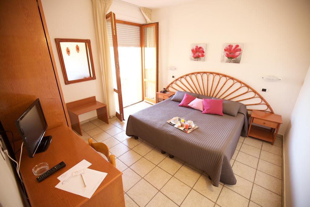 Hotel Il Delfino San Vincenzo Exteriör bild