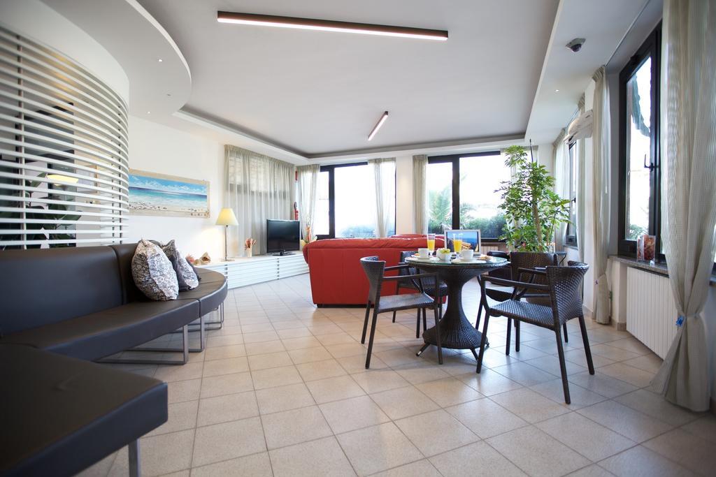Hotel Il Delfino San Vincenzo Exteriör bild