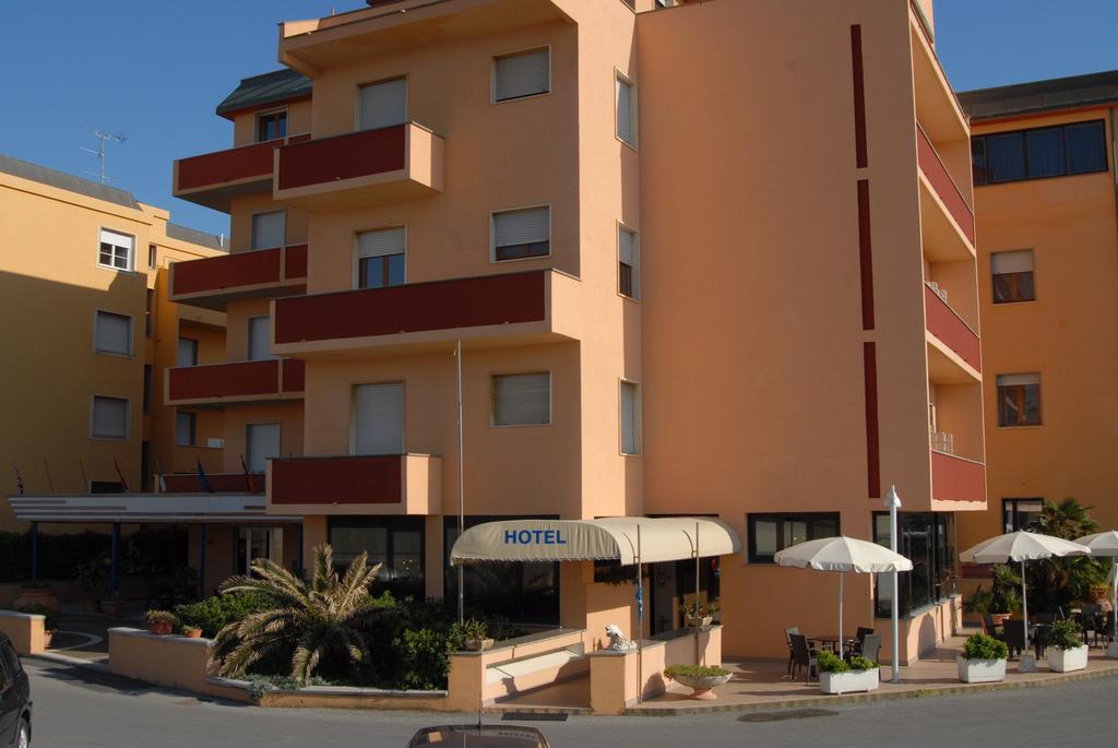 Hotel Il Delfino San Vincenzo Exteriör bild